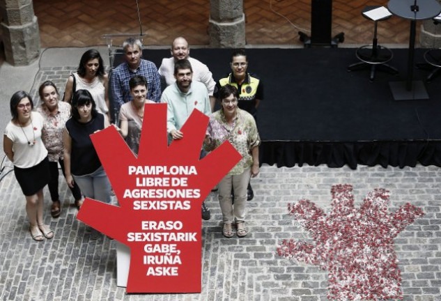 El símbolo de la mano roja contra las agresiones sexistas invade Pamplona.
