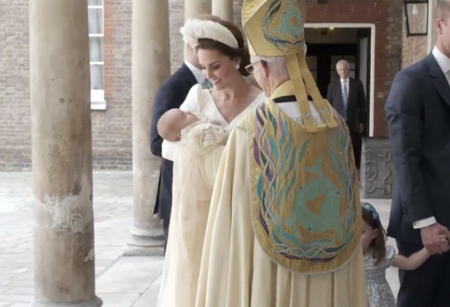 Los Windsor, con Carlos y Camilla a la cabeza, llegando a la capilla real del palacio de Saint James.