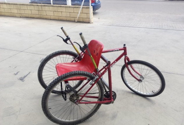 La silla de ruedas creada a partir de una bicicleta.