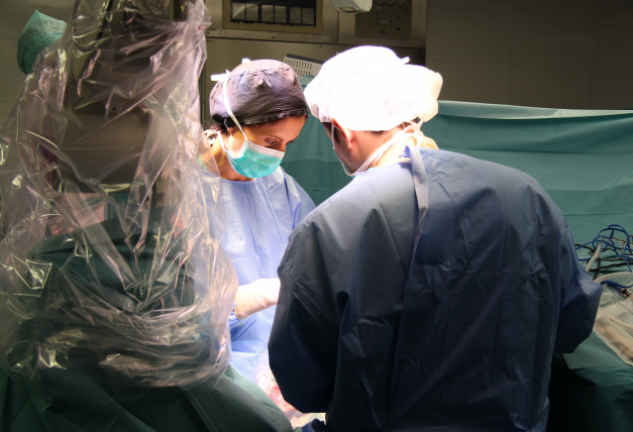 Momento de una de las operaciones de implantación de electrodos.