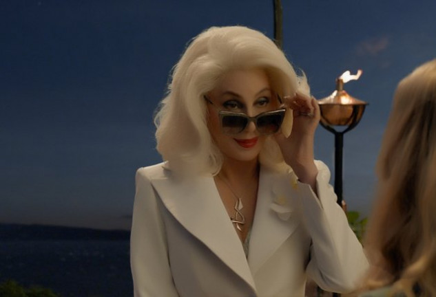 Cher interpreta a la madre de la joven Donna.