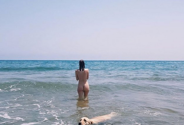 La actriz Natalia de Molina, tomando un baño desnuda con su perro.