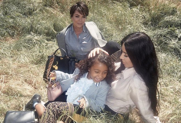 Imagen de la campaña de una firma italiana con North, Kim Kardashian y Kris Jenner.