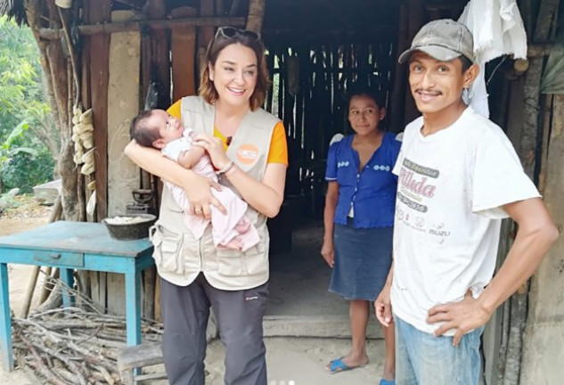 La presentadora, con un bebé en brazos.