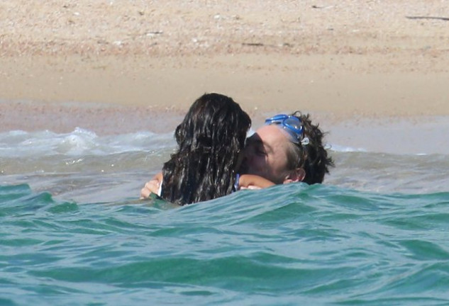 Leonardo DiCaprio y su novia besándose en el agua.