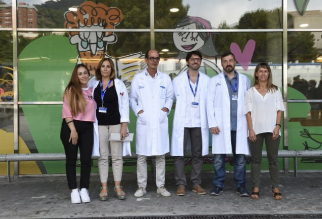 Las madres de las pequeñas junto al equipo médico.