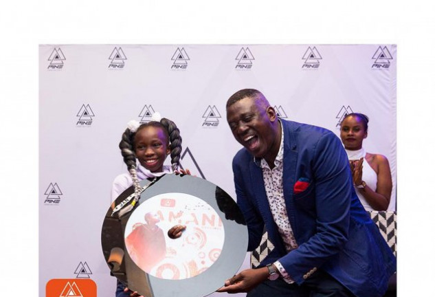 Amani G con un miembro de la discográfica.