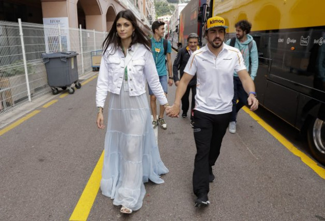 Fernando Alonso con su novia, Linda Morselli.