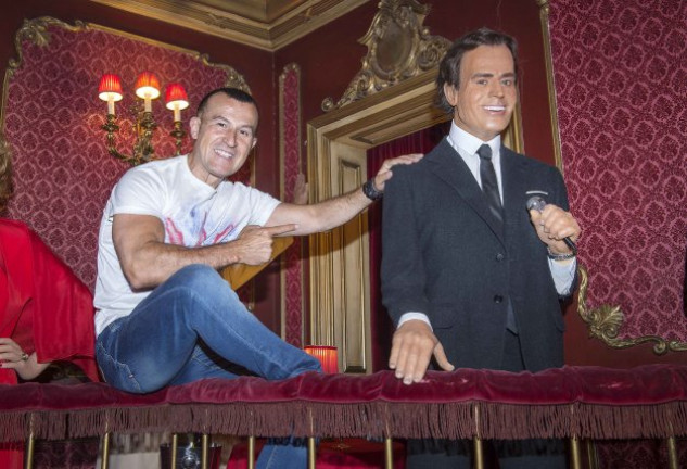 Aquí, posando junto a una figura de cera de Julio Iglesias, con quien la admiración sentida es mutua.