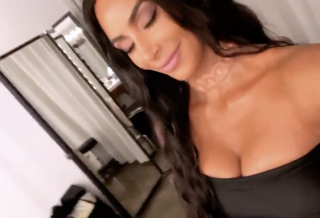 Kim Kardashian con el collar implantado.