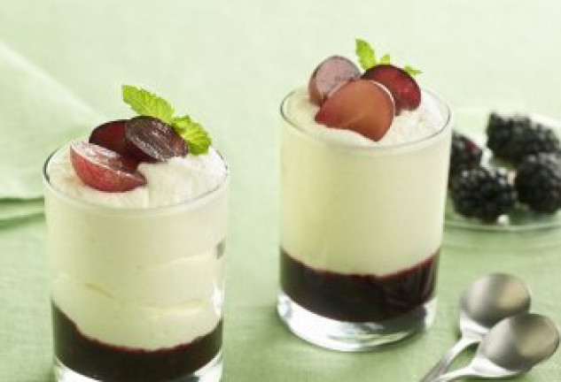 Mousse de queso con mermelada de moras y uvas.