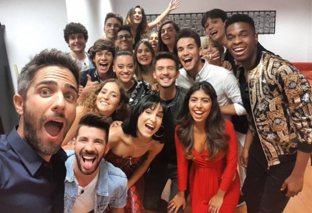 Roberto Leal con los 18 participantes de la Gala 0, de los que sólo entraron 16.