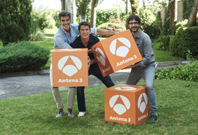 Juanra Bonet, bromeando con sus compañeros Jorge Fernández y Arturo Valls.