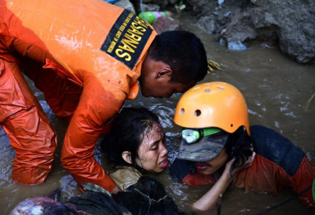 Los servicios de emergencia indonesios e internacionales trabajan sin descanso para rescatar a las víctimas.