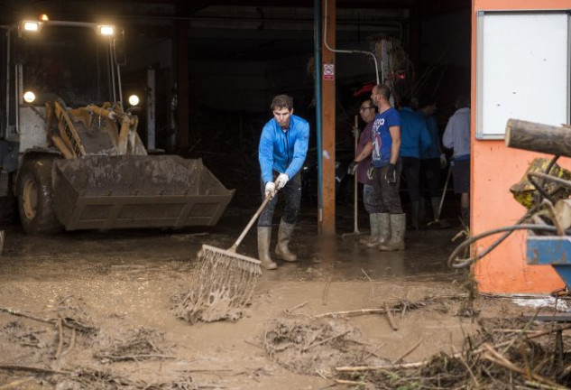 Nadal, muy impactado por estas inundaciones, no dudó en ponerse a trabajar, codo con codo, con los vecinos.