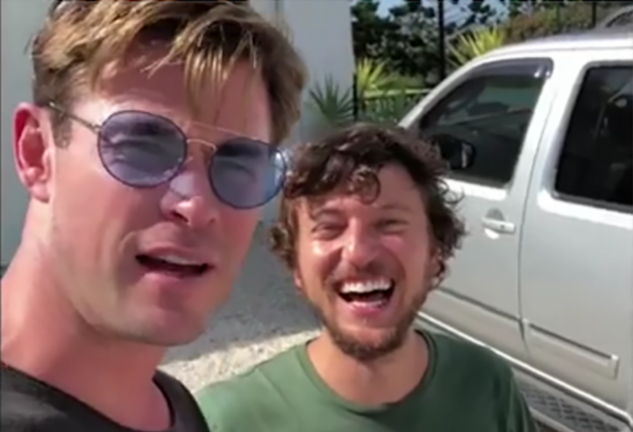 Chris Hemsworth con el cantante inglés en un momento del vídeo.