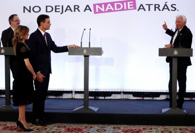 Alejandra Silva, Pedro Sánchez y Fernando Vidal durante la rueda de prensa de Richard Gere.