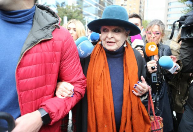 Lucía, a la llegada a los tribunales para defender la propiedad del dibujo de Picasso