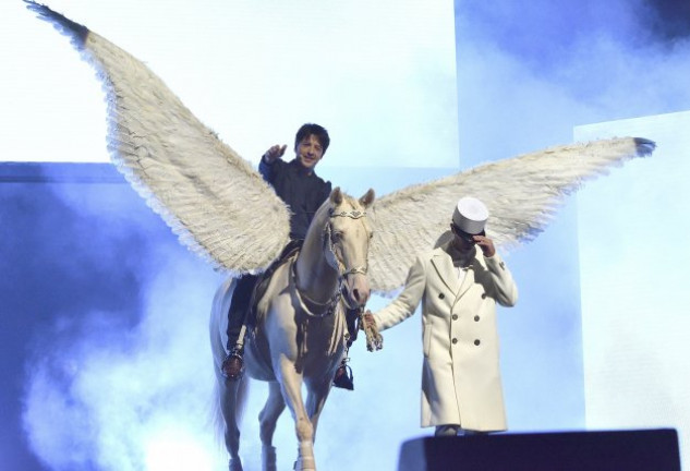 Juan Carlos Ortega, presentador, entró a la gala montado en un caballo alado, un Pegaso, como la estatua del premio.