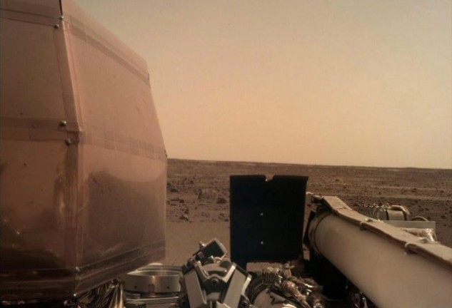 Unas horas después de aterrizar, la sonda «InSight» envió esta imagen donde se puede ver el horizonte de la superficie marciana.