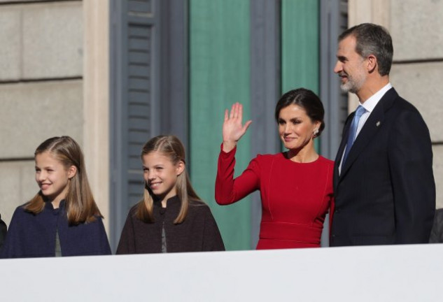 La reina impecable con un Carolina Herrera rojo