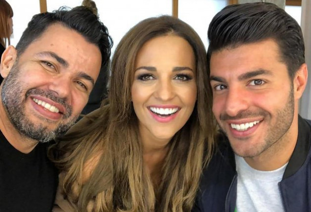 Paula Echevarría con «sus dos Mikis», tal y como puso ella misma en Instagram. A la izquierda, su maquillador, a la derecha, su pareja.