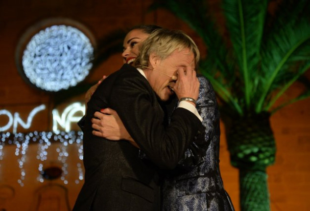 El presentador se emocionó hasta el llanto cuando, en directo, recibió los mensajes de su familia durante el programa de las campanadas de Telecinco.