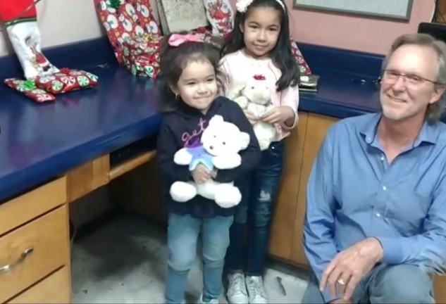 Randy Heiss, de 60 años, fue ayudante de Santa Claus por un día y le llevó los regalos que habían pedido a Dayami y a su hermanita.
