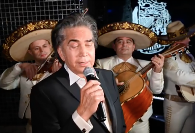 En la fiesta de su 76º cumpleaños, el Puma se arrancó a cantar en directo con unos mariachis.