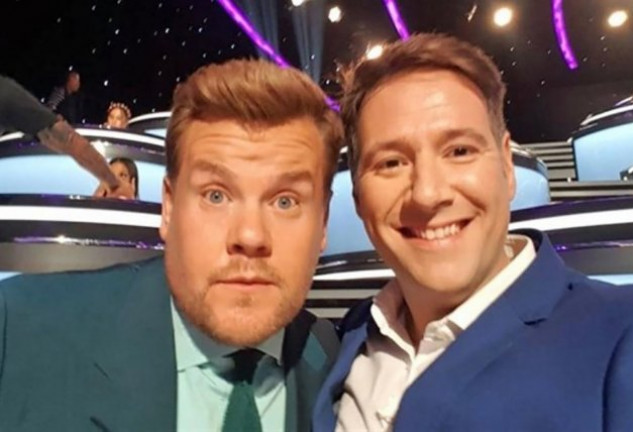 El humorista, haciéndose un selfi con el presentador del «show», James Corden.