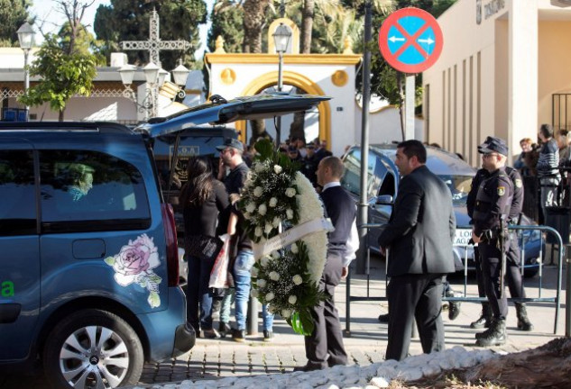 El coche fúnebre con el ataúd de Julen y la corona de sus padres.