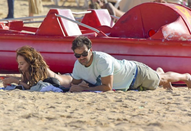 María y Ricardo disfrutando del sol y la playa.