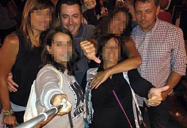 Javier Ardines (camisa de cuadros) y Pedro Nieva, su presunto asesino en una foto de su pandilla.