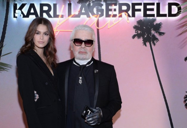 Lagerfeld con Kaia Gerber, hija de Cindy Crawford, una de sus modelos preferidas.