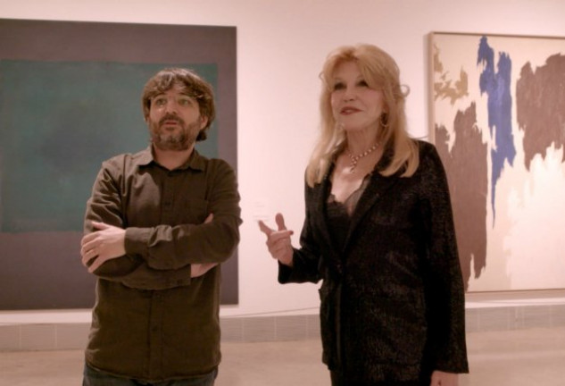 Jordi Évole y Tita Cervera conversando en una de las salas del museo Thyssen