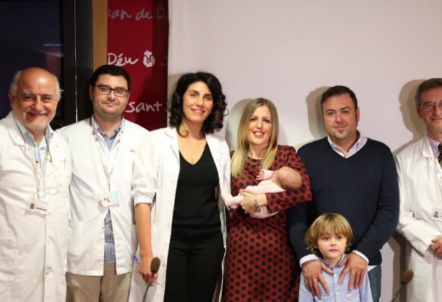 La bebé con sus padres, su hermano y el equipo de médicos de Sant Joan de Déu