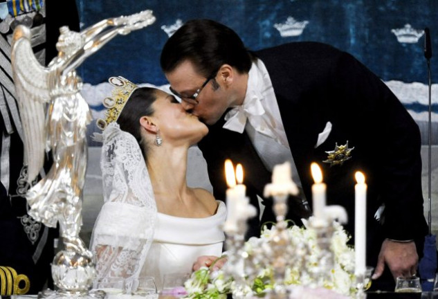 Victoria y Daniel besándose románticamente el día de su boda.