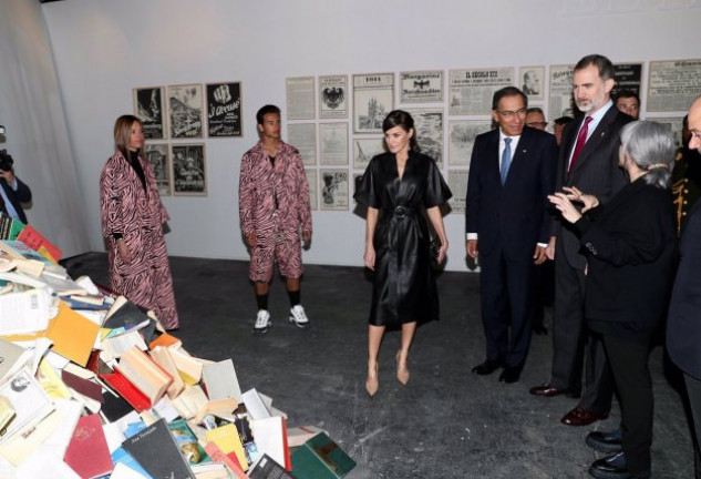 En la inauguración de la feria de arte ARCO, la reina sorprendió con un estilismo rompedor.