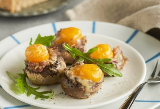 Champiñones rellenos con huevos de codorniz