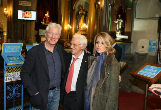 El Padre Ángel con Richard Gere y su esposa, la española Alejandra Silva.