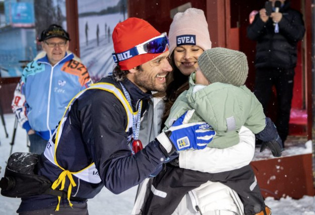 Carlos Felipe, muy cariñoso con el pequeño Gabriel.