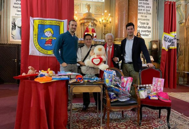 Ángel y su equipo durante la donación de juguetes en la iglesia de San Antón