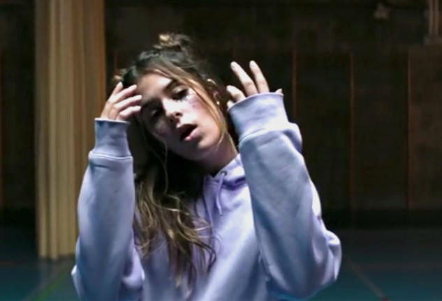 Dora en una imagen del videoclip de su primer «single»