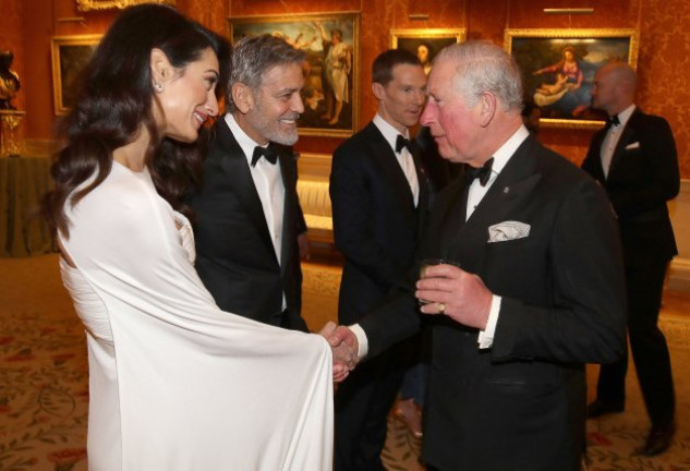 El príncipe Carlos saludó a Amal ante la atenta mirada del marido de ésta, George Clooney.