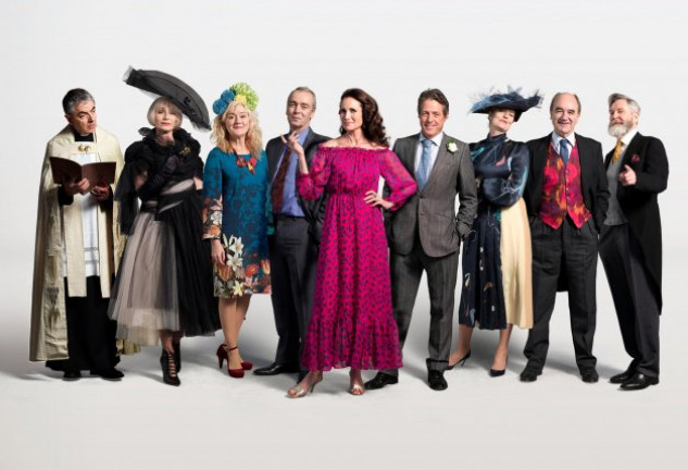 En la secuela, no sólo están presentes Andie MacDowel (de fucsia) y Hugh Grant (a su lado, con una flor en la solapa), sino también Rowan Atkinson (el primero por la izquierda) y Kristin Scott Thomas (a su lado, de blanco y negro)