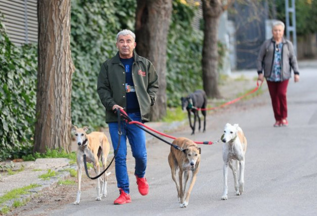 Jorge con tres de sus perros y, detrás de él, su madre, Mari, con el cuarto.