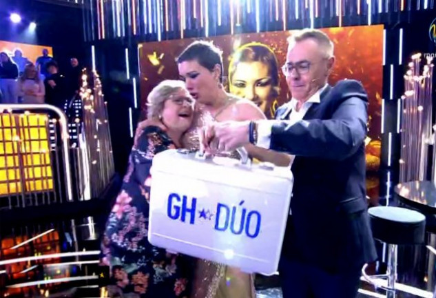 La «exmiss», emocionada y abrazando a su madre mientras Jordi González le daba el maletín con su premio.