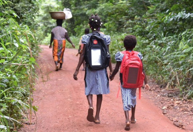 Mientras los niños van a la escuela, las baterías se cargan