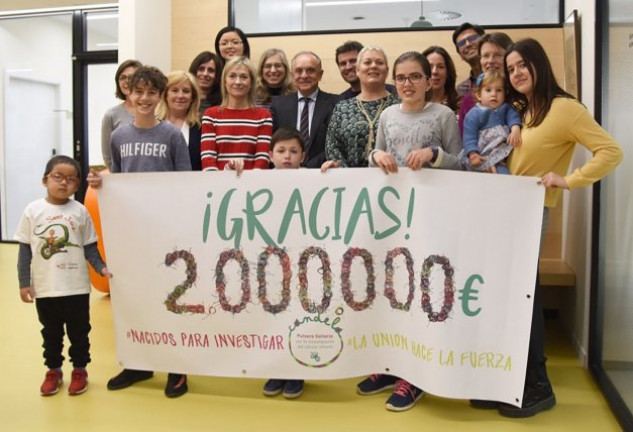 Los representantes de las pulseras Candela en el acto de donación de los fondos al centro hospitalario