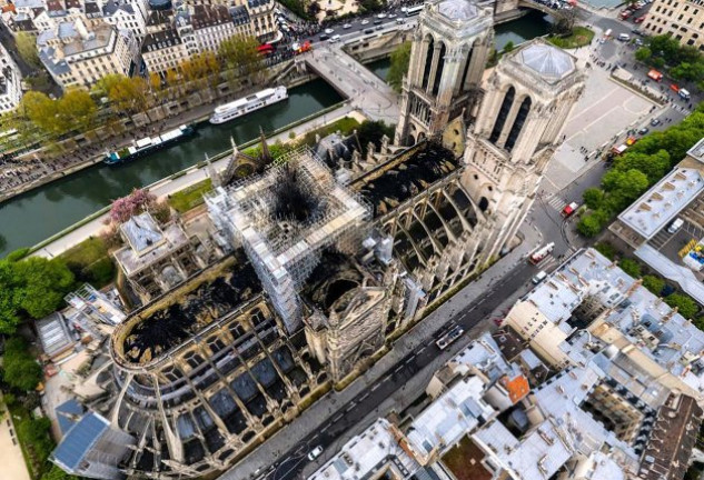 Vista aérea del estado en el que ha quedado el templo tras el fuego que pudo haberlo destruido.